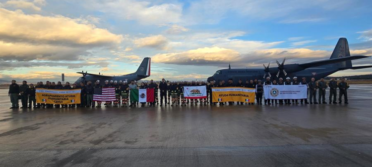 Fotografía cedida por la Presidencia de México, de un equipo de ayuda para combatir en California, Estados Unidos, los incendios forestales este sábado, desde el Aeropuerto Internacional Felipe Angeles, en el municipio de Zumpango (México). El Gobierno mexicano, encabezado por la presidenta Claudia Sheinbaum, informó que este sábado viajó un grupo especial de ayuda humanitaria a California, Estados Unidos, para apoyar en el combate contra incendios forestales que afectan la región sur del estado.