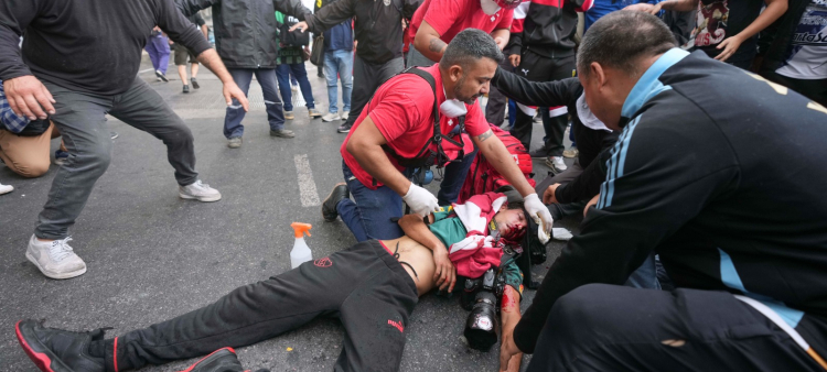 Médicos atienden a Pablo Grillo, un fotógrafo herido durante los enfrentamientos que estallaron cuando los aficionados al fútbol se unieron a los jubilados para exigir pensiones más altas y oponerse a las medidas de austeridad implementadas por el gobierno de Javier Milei