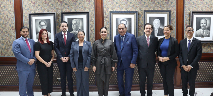 Anfitriones y participantes en el Desayuno de LISTÍN DIARIO, realizado el pasado viernes.