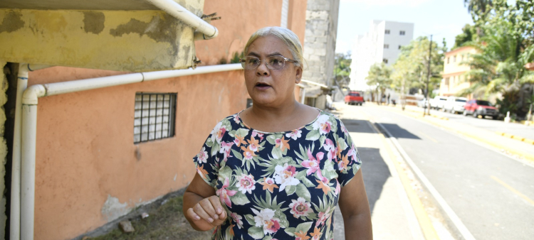 Una de las vecinas que anhela recuperar su hogar.