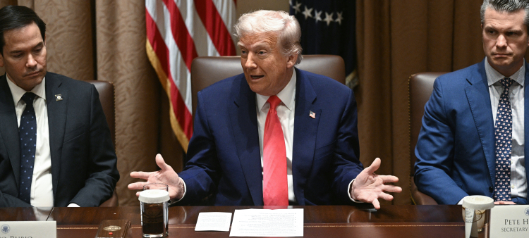 El presidente Donald Trump habla mientras el secretario de Estado, Marco Rubio (i), y el secretario de Defensa, Pete Hegseth (d), observan durante una reunión de gabinete en la Casa Blanca el 10 de abril de 2025