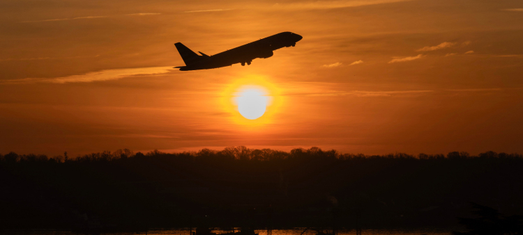 Un avión despega del Aeropuerto Nacional Ronald Reagan de Washington mientras sale el sol, el lunes 3 de febrero de 2025 en Arlington, Virginia.