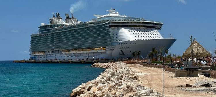 El Oasis of the Seas, uno de los buques más grandes del mundo de la naviera Royal Caribbean International, llegó con 6,502 pasajeros y 2,126 tripulantes.