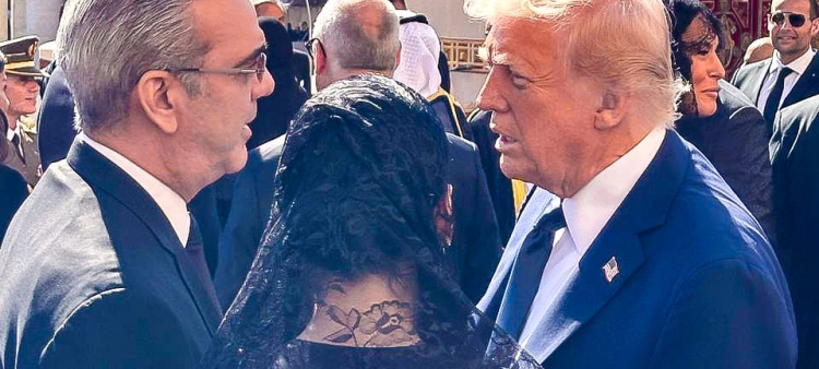 El presidente Luis Abinader junto a Donald Trump durante ceremonia al papa Francisco.