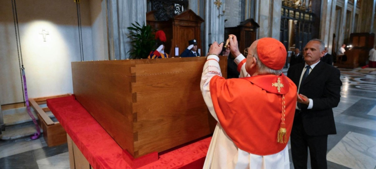 Esta foto, tomada y distribuida el 26 de abril de 2025 por The Vatican Media, muestra el rito del entierro del féretro del Papa Francisco en la Basílica de Santa María la Mayor. (Foto de Handout / VATICAN MEDIA / AFP)
