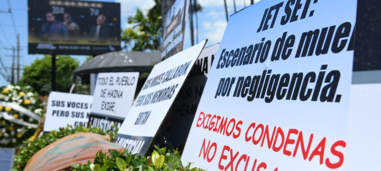 "Exigimos condenas, ¡no excusas!”, así rezan los carteles frente a la colapsada discoteca Jet Set.