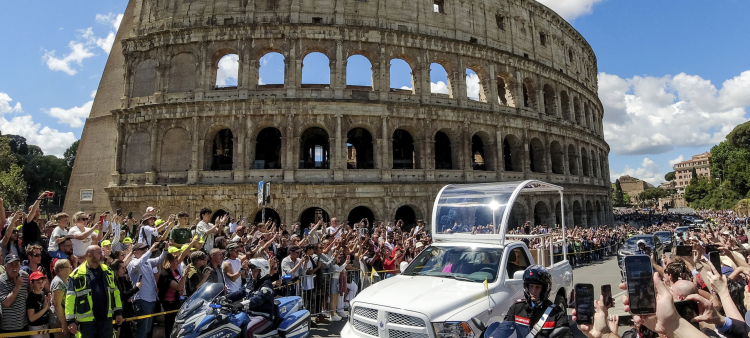 El féretro del papa Francisco es trasladado frente al Coliseo