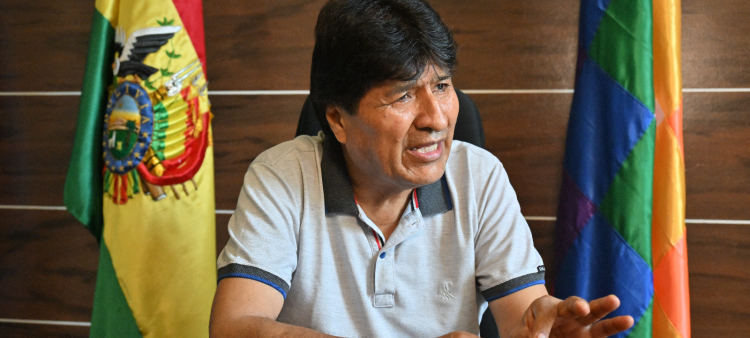 El expresidente boliviano Evo Morales habla durante una entrevista en la zona cocalera de Lauca Ene, Bolivia.
