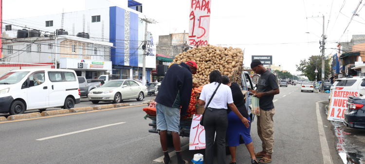 La Padre Castellanos es una arteria comercial donde conviven lo formal con lo informal y se conectan varios sectores de la zona norte del Distrito Nacional.