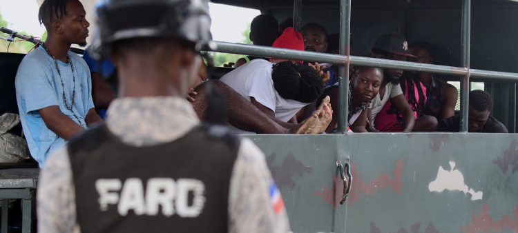 Los haitianos apresados en los operativos son repatriados a su país de origen.