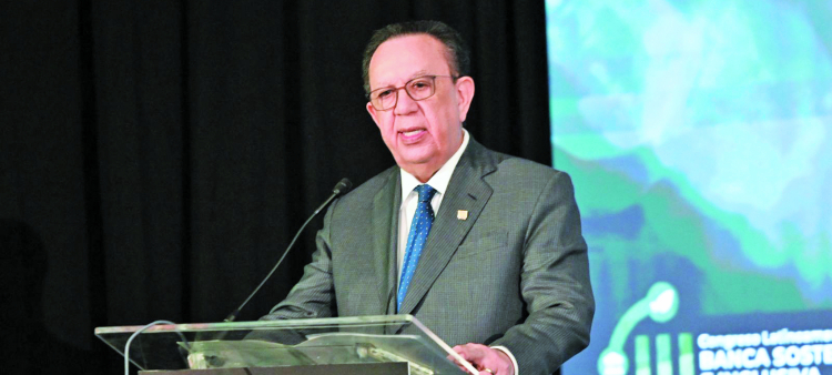 El gobernador del Banco Central, Héctor Valdez Albizu, en la apertura del Congreso.