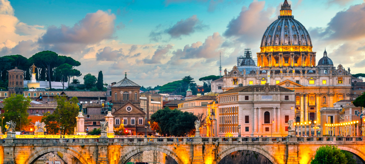 Basílica de San Pedro, centro espiritual del catolicismo (con el puente Vittorio Emanuele II, en primer plano) . Foto: Civitatis
