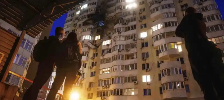 Personas observan un edificio residencial de varios pisos dañado tras un ataque con drones rusos en Kiev, Ucrania, el viernes 6 de junio de 2025.