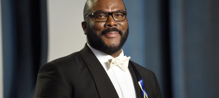 Tyler Perry llega a la fiesta del Oscar de Vanity Fair el 27 de marzo de 2022 en Beverly Hills, California. El cineasta recibirá un premio honorífico de AARP por alentar a las comunidades y ayudar a las personas a “superar diversos obstáculos” a través de su fundación, anunció la organización el jueves 28 de julio de 2022. (Evan Agostini / Evan Agostini/invision/ap)