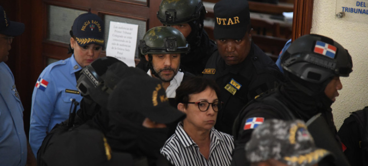 Antonio Espaillat y su hermana, Maribel, durante un acto de conducencia a audiencia.
