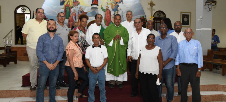 Ejecutivos del Listín Diario y líderes comunitarios que participaron en la misa oficiada en la Parroquia María Auxiliadora.