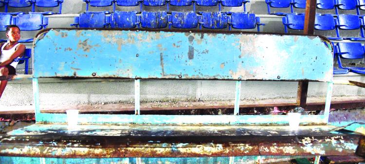 Es evidente el deterioro de la grada, lo que ha afectado que los jóvenes no participen en actividades deportivas.