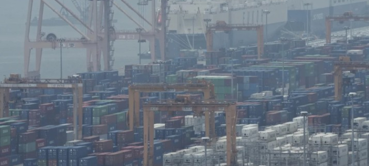 Grúas y contenedores de carga en un puerto de Pyeongtaek, Corea del Sur, el martes 8 de julio de 2025.