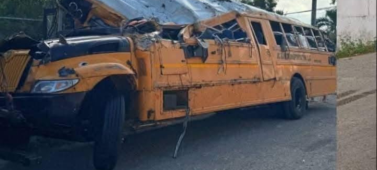 Autobús volcado la carretera Moca-San Víctor, según informó a Listín Diario Jairo Morillo, Alcalde de Jamao al Norte.