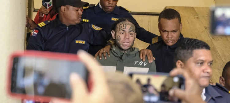 Tekashi a su llegada a una audiencia judicial en el Palacio de Justicia, Santo Domingo, Republica Dominicana