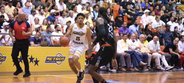 Omar Silverio baja el balón durante el segundo cuarto del primer partido de la final entre Leones y Metros.
