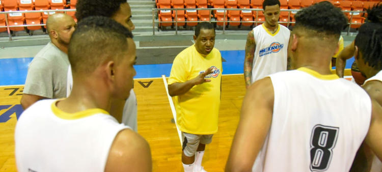 Melvyn López es uno de los dirigentes dominicanos de baloncesto más exitosos.