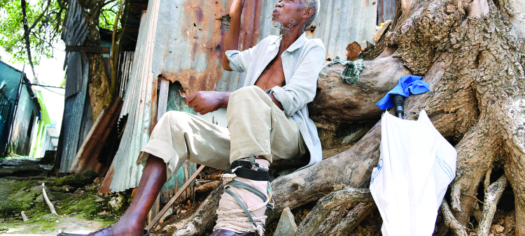 Los cuatro hermanos Frías viven en una casita de zinc inhabitable en la calle Primera, número 89, del Distrito Nacional, con agujeros por todos lados y en una condición deplorable.