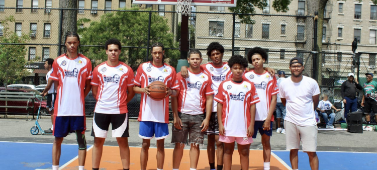 Uno de los equipos participantes en el torneo de baloncesto de los Juegos Juan Pablo Duarte.