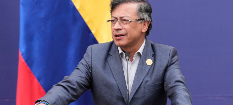 El presidente Gustavo Petro, pronuncia un discurso durante un foro sobre democracia y multilateralismo en el Palacio de La Moneda, el lunes 21 en Santiago.