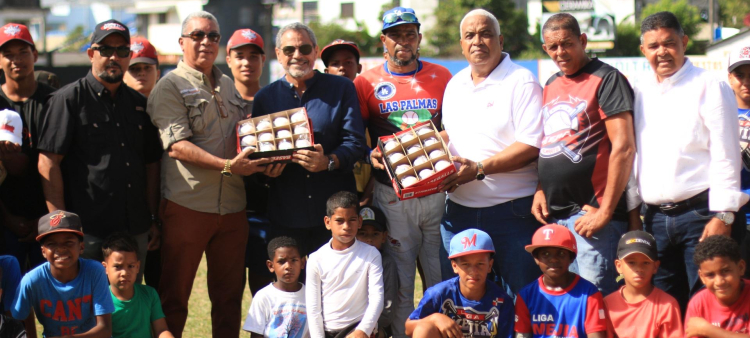 Junior Noboa, Comisionado Nacional de Béisbol al momento de hacer entrega de utilerías minutos después de entregar remodelado el play de Palmarito.