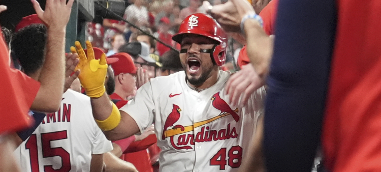 El panameño Iván Herrera, de los Cardenales de San Luis, festeja en la cueva luego de conectar un jonrón de dos carreras ante los Atléticos, el martes 2 de septiembre de 2025