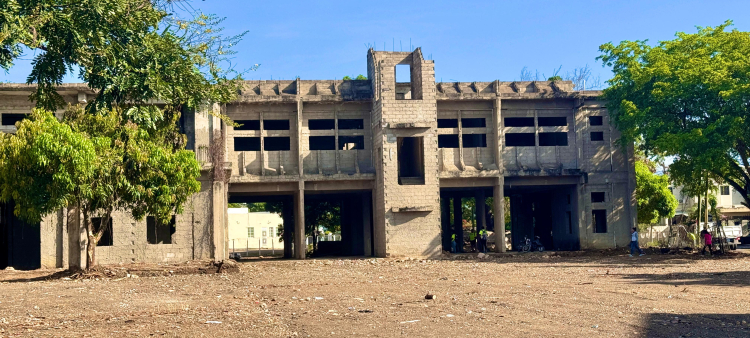 Estación Central de Bomberos del sector El Dorado en Santiago, abandonada desde hace 15 años.