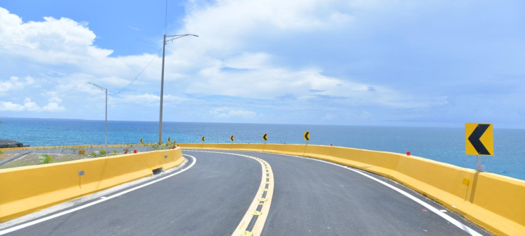 El paso a desnivel de la avenida Hípica sobre la autopista Las Américas remodelado.