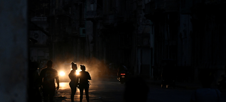 Los cubanos estaban desesperados ese mismo día, después de que su país comunista, con problemas económicos, sufriera su quinto apagón nacional en un año.