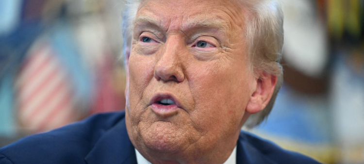 El presidente de los Estados Unidos, Donald Trump, habla antes de firmar órdenes ejecutivas en el Despacho Oval de la Casa Blanca, en Washington DC, el 19 de septiembre de 2025