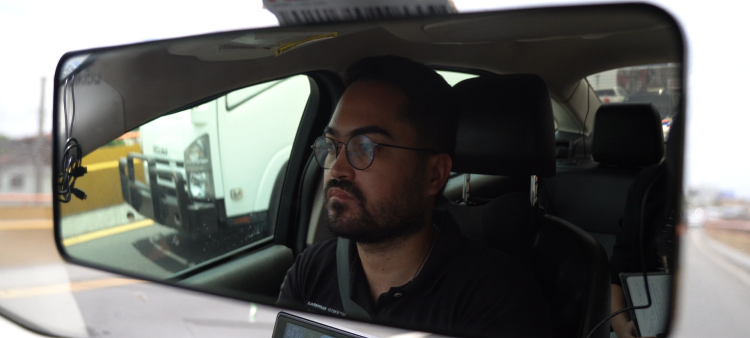 Pablo Taveras conduciendo en las calles de Santo Domingo