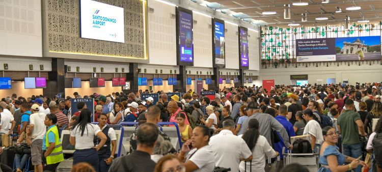 Rostros de frustración y largas esperas: así vivieron cientos de viajeros y empleados un apagón de casi nueve horas que paralizó por completo ayer el Aeropuerto Internacional de las Américas (AILA).