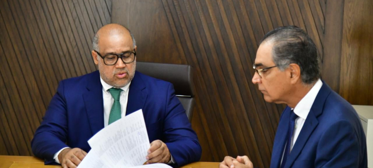 Doctor Santiago Hazim, exdirector de Senasa, junto a su abogado Miguel Valerio.