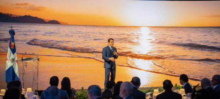 El ministro de Turismo, David Collado, expone a inversionistas en la Feria Turística Top Resa que se celebra en París, Francia.