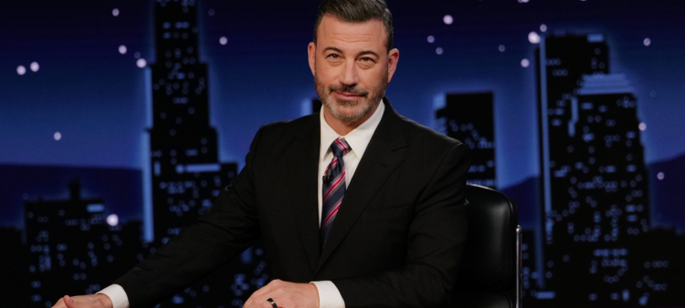 En esta imagen, distribuida por Disney, Jimmy Kimmel conduce su programa nocturno, "Jimmy Kimmel Live!", en Los Ángeles, el 23 de septiembre de 2025.