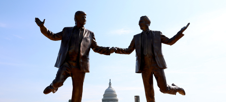 La estatua del presidente de los Estados Unidos, Donald Trump, y Jeffrey Epstein cogidos de la mano