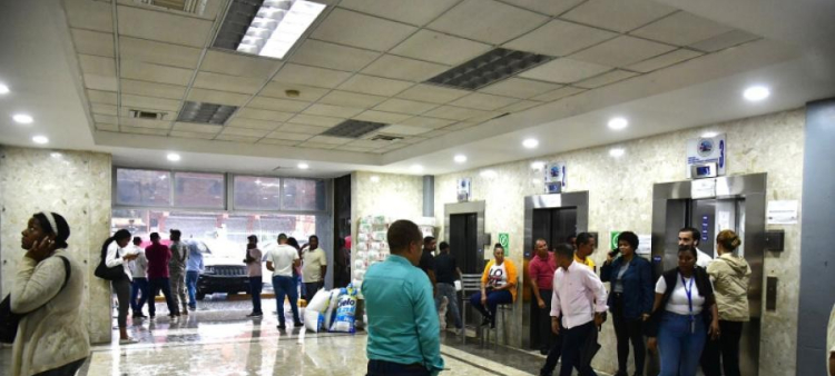 Los salarios del sector público suelen superar a los del sector privado, lo que distorsiona los mercados laborales.