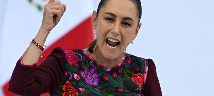 La presidenta de México, Claudia Sheinbaum, habla con sus simpatizantes durante un mitin que conmemora su primer año en el cargo, en la Plaza del Zócalo de la Ciudad de México, el 5 de octubre de 2025 (Foto de Yuri CORTEZ / AFP