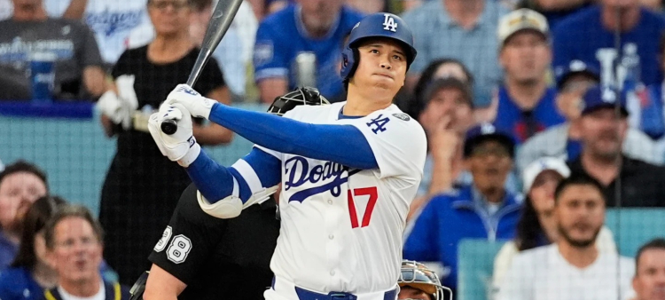 Shohei Ohtani batea un jonrón ante los Cerveceros de Milwaukee en el primer inning del cuarto juego de la Serie de Campeonato.