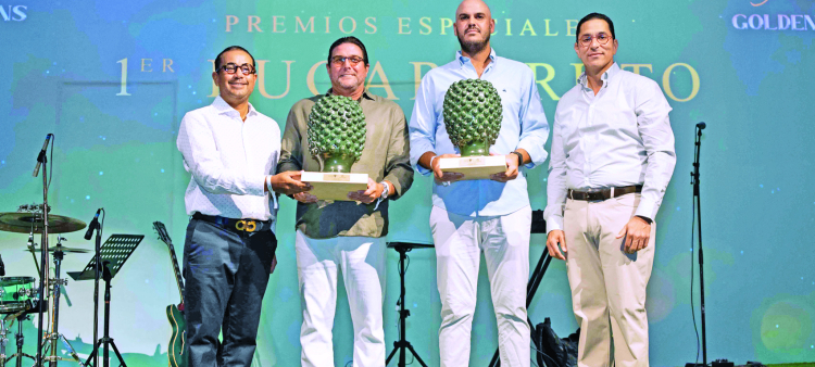 Enrique Valverde Asmar y Stefano Stefan al momento de ser premiados como ganadores del toreno de Golf