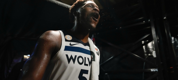 El base de los Minnesota Timberwolves, Anthony Edwards, abandona la cancha tras un partido de baloncesto de la NBA contra los Portland Trail Blazers el miércoles 22 de octubre de 2025 en Portland, Oregón.