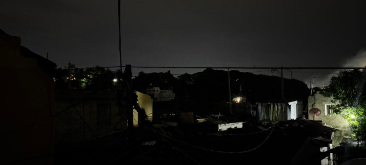 Sector de la capital con poca iluminación debido a un corte eléctrico o apagón.