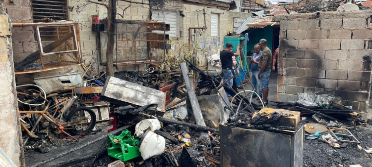 El incendio ocurrió el viernes y afectó a cinco familias.