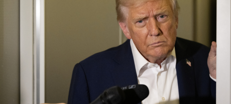 El presidente de Estados Unidos, Donald Trump, habla con los medios a bordo del Air Force One el 24 de octubre de 2025, camino a Malasia para la cumbre de la ASEAN.