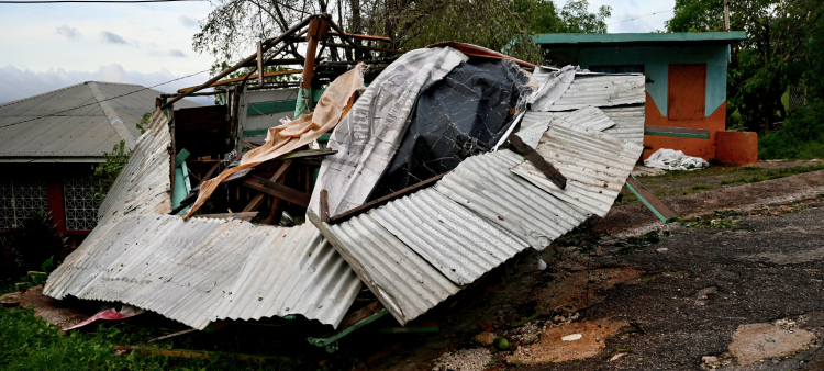 Una tienda quedó destruida tras el paso del huracán Melissa en Manchester, Jamaica, el 28 de octubre de 2025